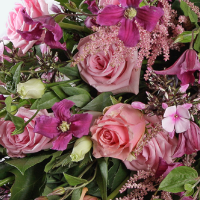 Detail rouwboeket roze